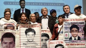 Así fue el encuentro entre López Obrador y las familias de los estudiantes desaparecidos en Ayotzinapa