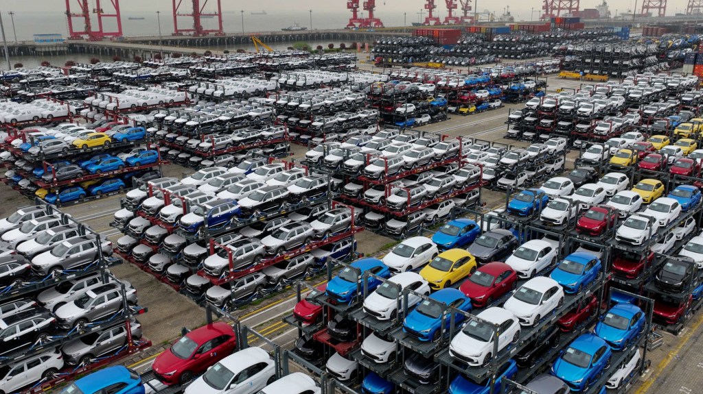 La UE aumenta temporalmente los aranceles sobre autos eléctricos chinos