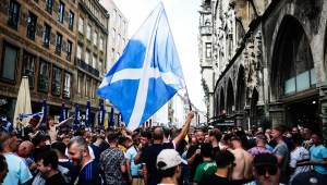 Fan escocés camina de Glasgow a Munich por la Eurocopa y la salud mental