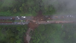 El Salvador, en alerta roja por fuertes lluvias