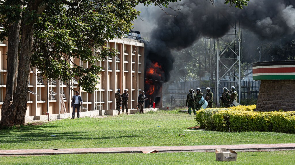 Policía de Kenya dispara contra manifestación por aumento de impuestos
