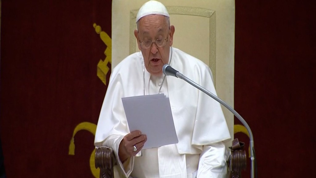 Mira al papa Francisco reunido con humoristas en el Vaticano