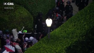 Enfrentamiento entre policías y manifestantes propalestinos en la UCLA