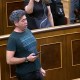 Un hombre interpreta el "Himno a la Alegría" en el Congreso de los Diputados de España