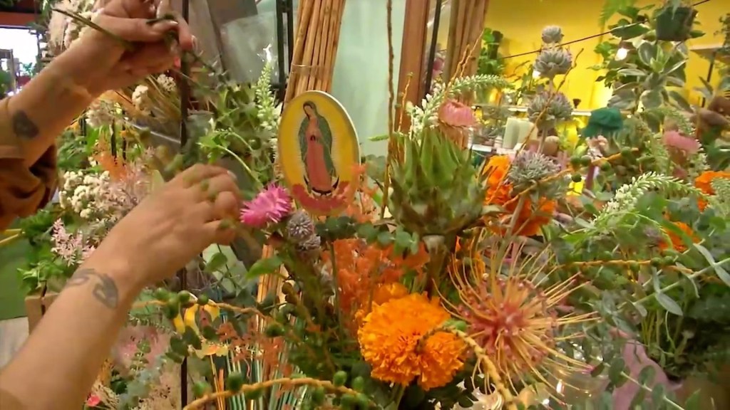 Mujer implementa su amor por las plantas en arreglos mexicanamente únicos en Los Ángeles