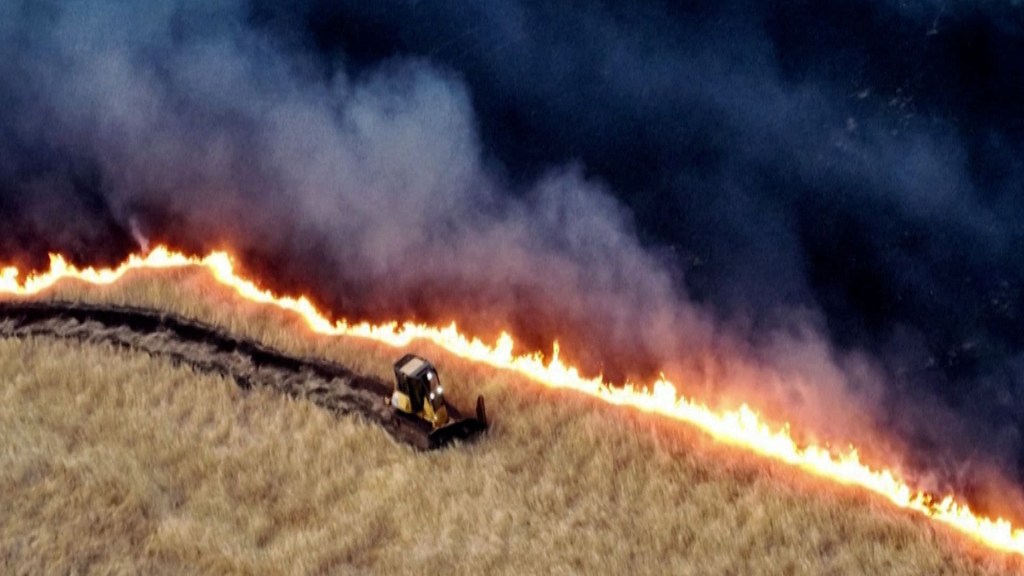 Impresionante incendio en California obliga evacuación de residentes