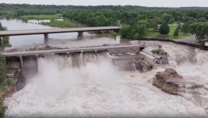 Un dron capta el desbordamiento de una represa en Minnesota