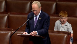 Hijo de este congresista hace muecas detrás de su padre durante un discurso en la Cámara de Representantes de EE.UU.