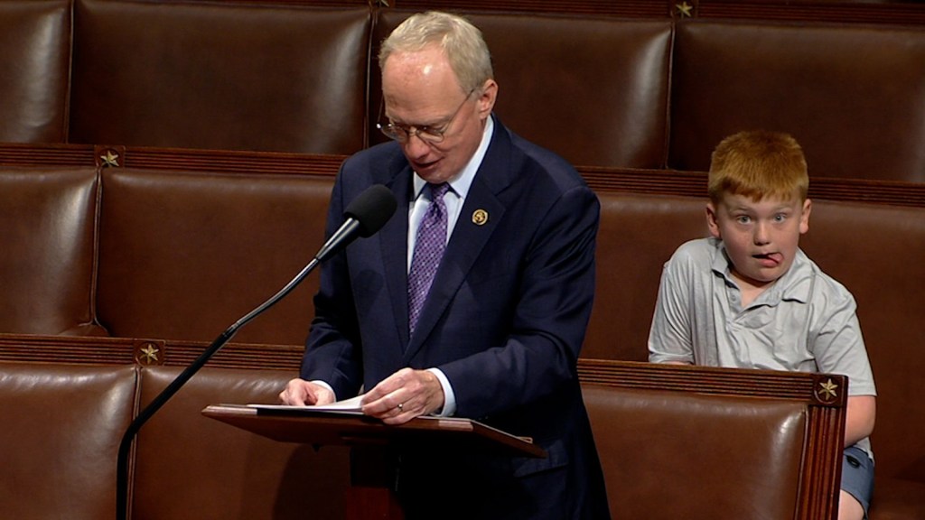 Hijo de este congresista hace muecas detrás de su padre durante un discurso en la Cámara de Representantes de EE.UU.