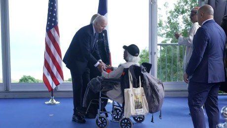 Biden le dice a un veterano “Yo también te amo” durante la conmemoración del Día D