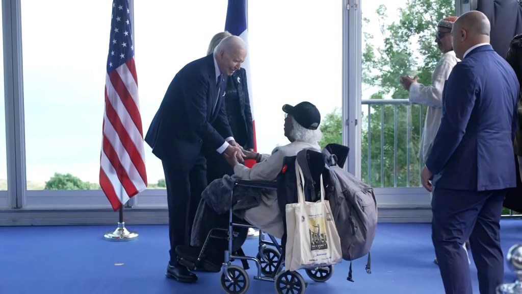 Biden le dice a un veterano “Yo también te amo” durante la conmemoración del Día D