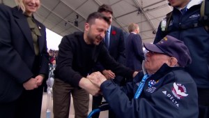 Mira el emotivo intercambio entre Zelensky y un veterano durante el 80 aniversario del Día D