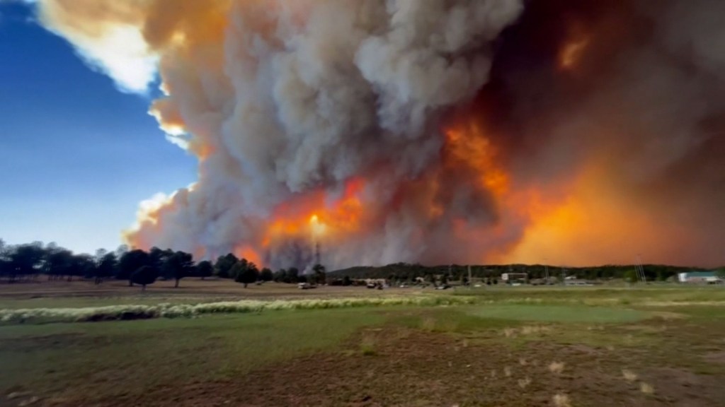 Columna de humo cubre el cielo de la ciudad de Ruidoso por los intensos incendios en la reserva apache