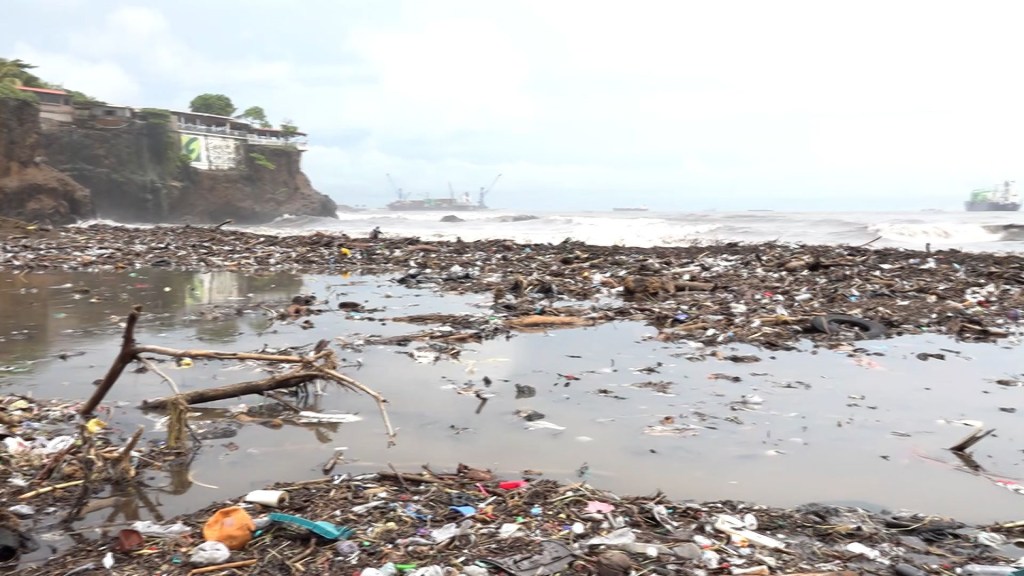 Lluvias en El Salvador llevaron toneladas de basura hacia la playa