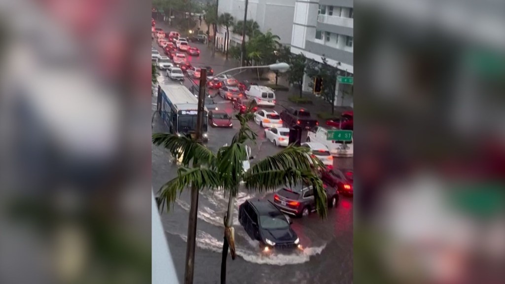 Inundaciones potencialmente mortales provocan cierre de carreteras en Florida