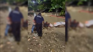 Así rescataron a un hombre antes de que su auto se hundiera por las fuertes lluvias en México