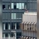 Captan en video a un hombre lanzando muebles desde un edificio en Nueva York
