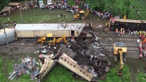 Así quedaron dos trenes tras chocar en la India