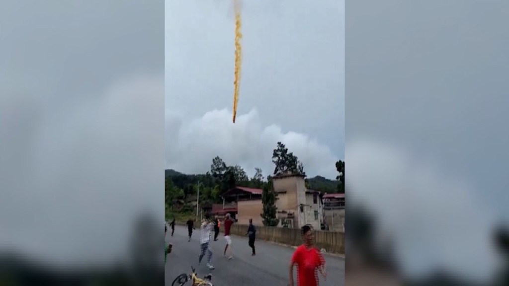 Video muestra restos de presuntos cohetes chinos cayendo sobre una aldea