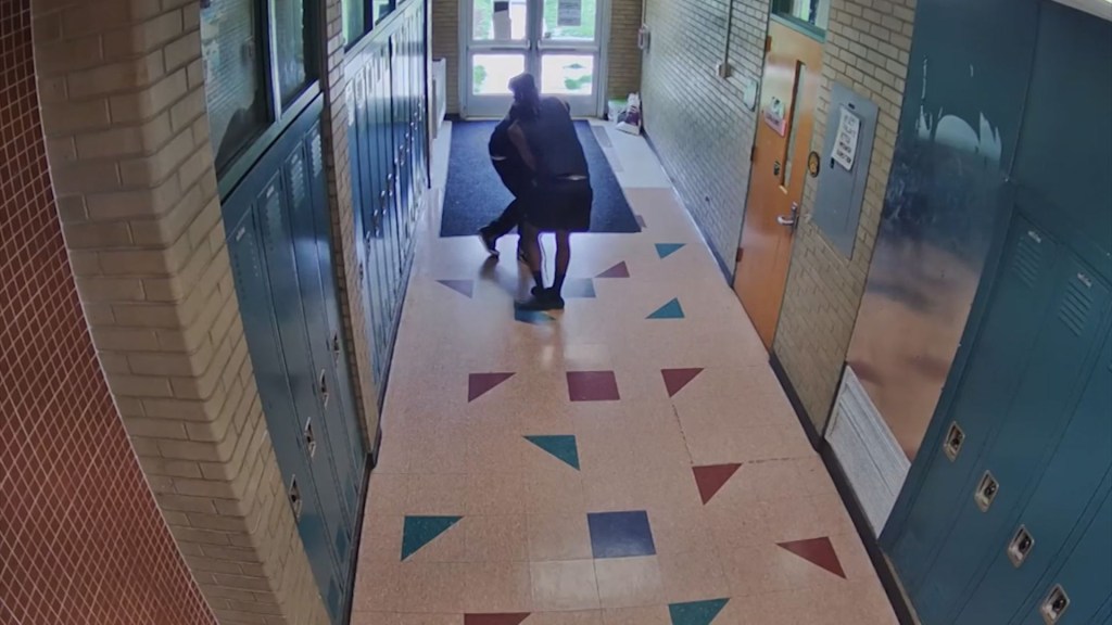 Un video de vigilancia capta al entrenador de un instituto estrangulando a un alumno