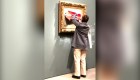 Activista pega cartel sobre pintura de Claude Monet en un museo de París