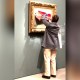 Activista pega cartel sobre pintura de Claude Monet en un museo de París