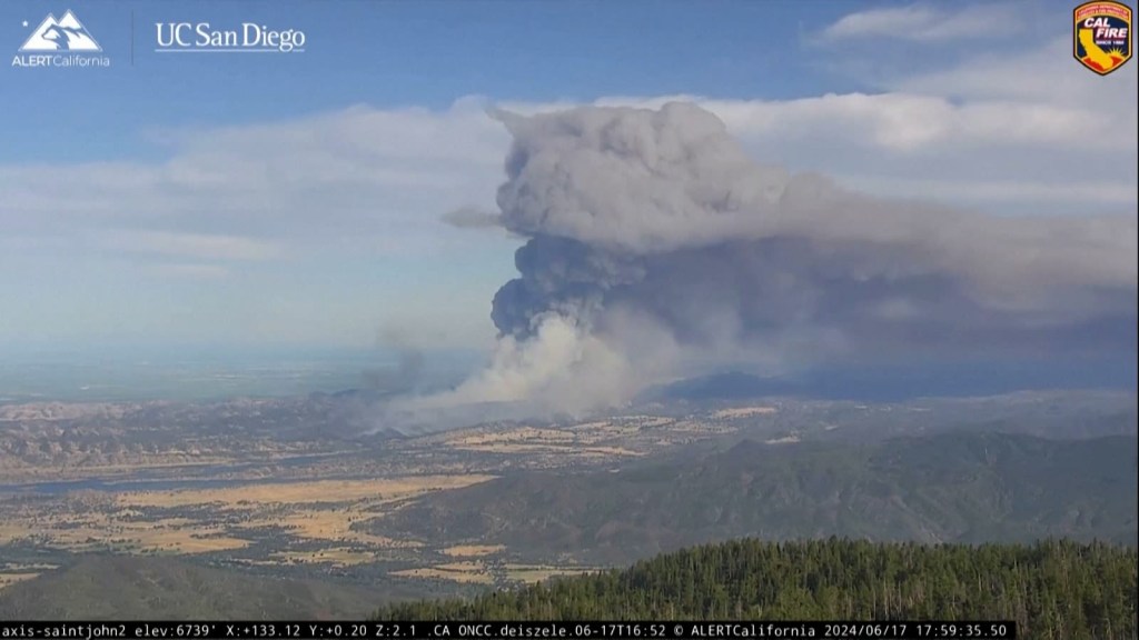 Un video en cámara rápida muestra el avance de los incendios forestales en California