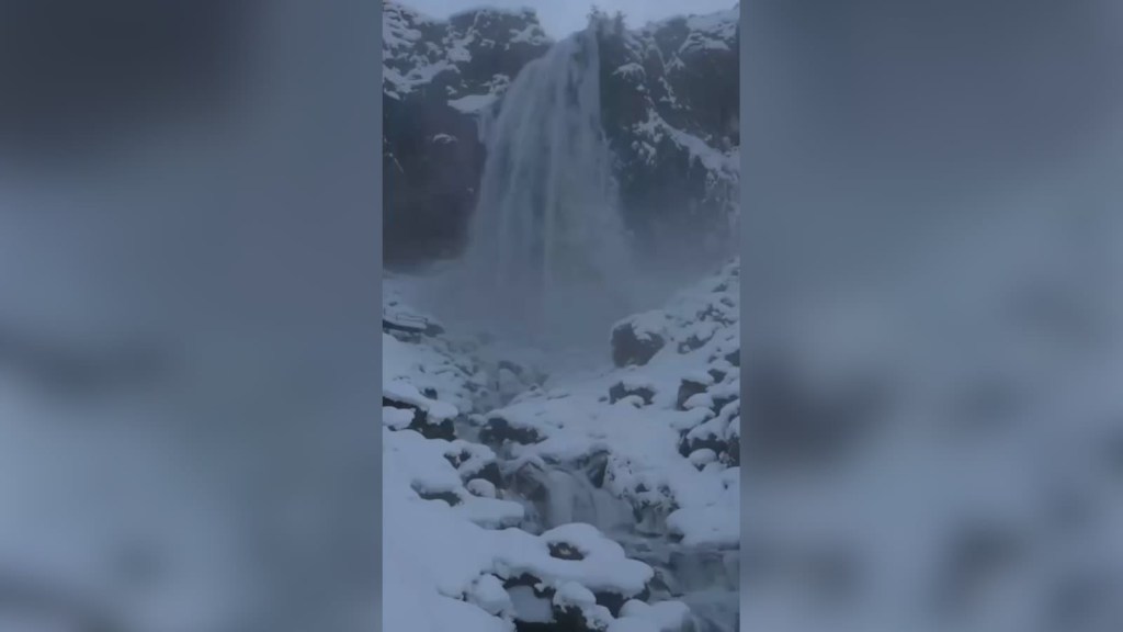 Se congeló una cascada por el frío extremo en el sur de Argentina
