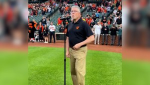 Inusual Himno Nacional en un partido de béisbol se vuelve viral