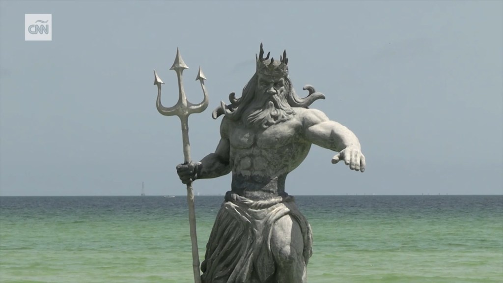Esto sabemos sobre la clausura de la estatua de Poseidón en una playa de Yucatán, México