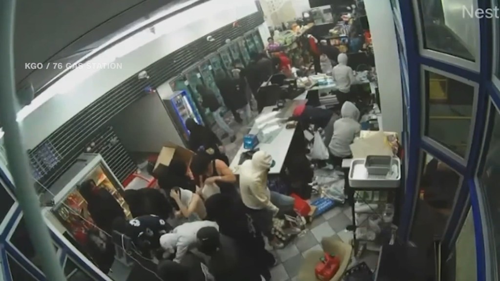 Video de seguridad muestra a decenas de personas saqueando una gasolinería de California