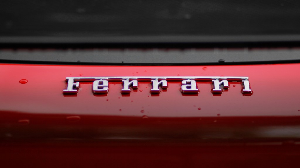 Ferrari pide a clientes denunciar imitaciones de la marca