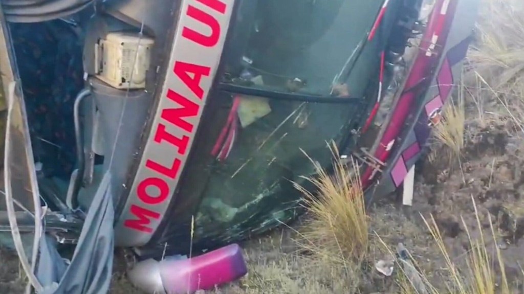 Así quedó un autobús en Perú tras caer por un barranco de más de 200 metros