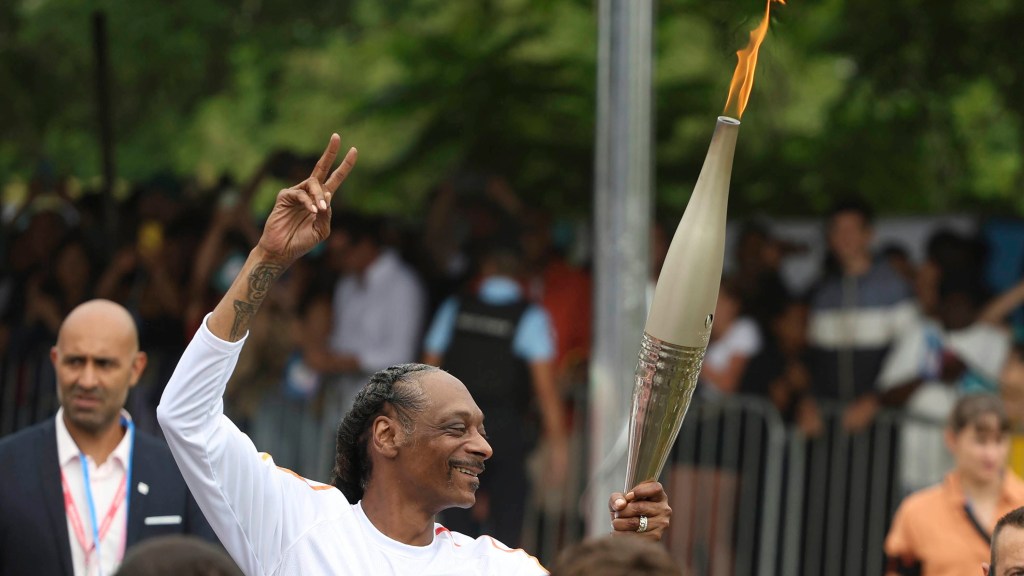 Mira a Snoop Dogg con la antorcha olímpica