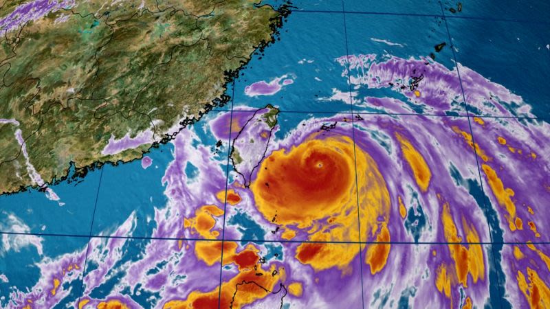 Observa cómo un poderoso tifón “rebota” en Taiwán como si fuera un "pinball"