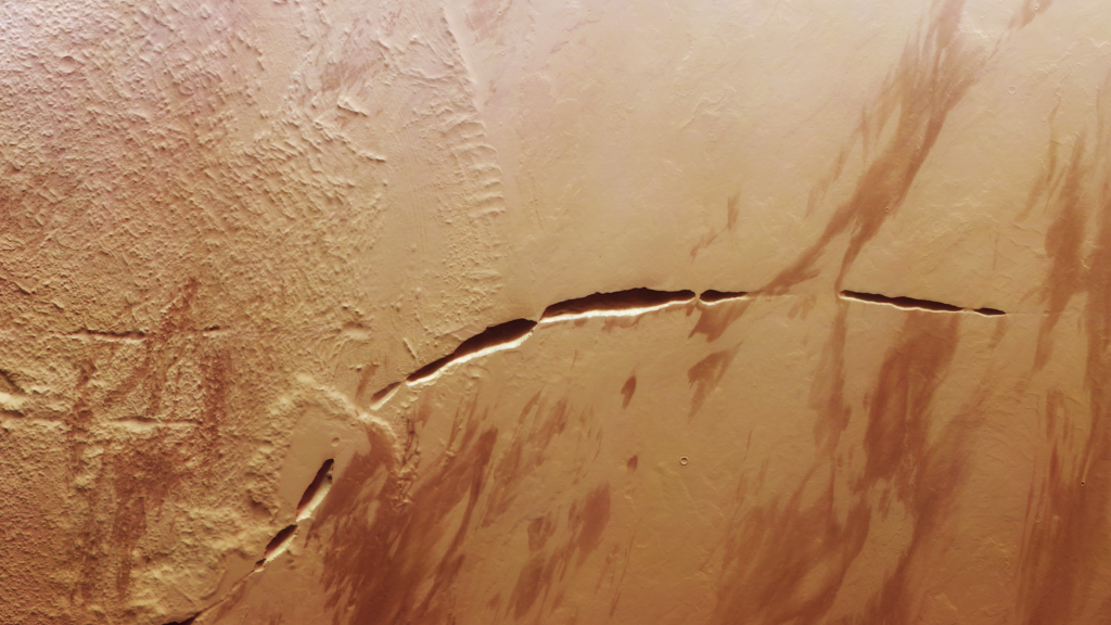 Sonda descubre una cicatriz serpenteante en la superficie de Marte