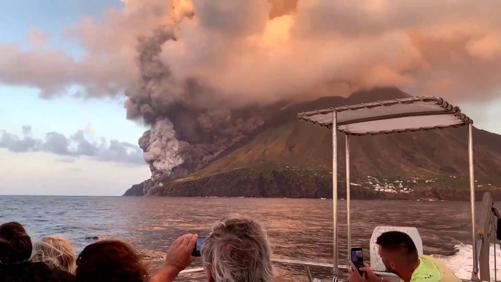 Así se vio la erupción del volcán Stromboli desde un barco en Sicilia, Italia