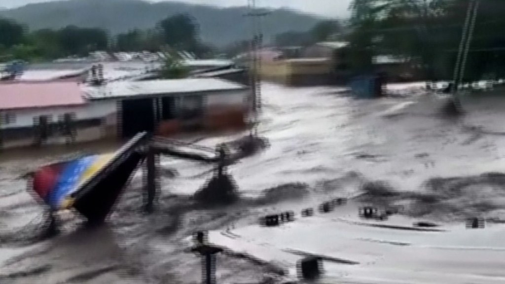 Huracán Beryl causa desbordamiento de un río e inundaciones en Venezuela
