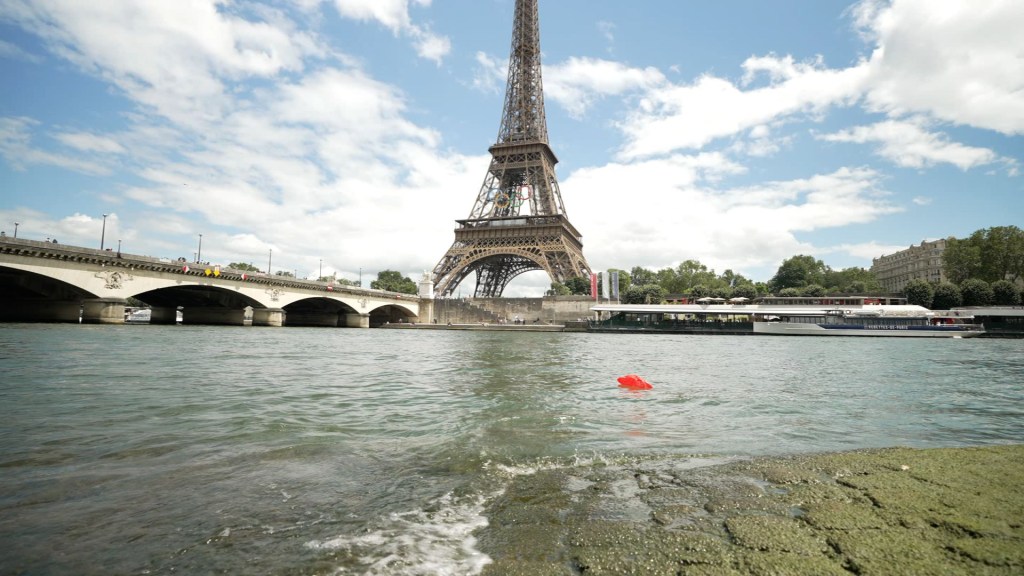 Policía del Sena se alista para los Juegos Olímpicos en río contaminado