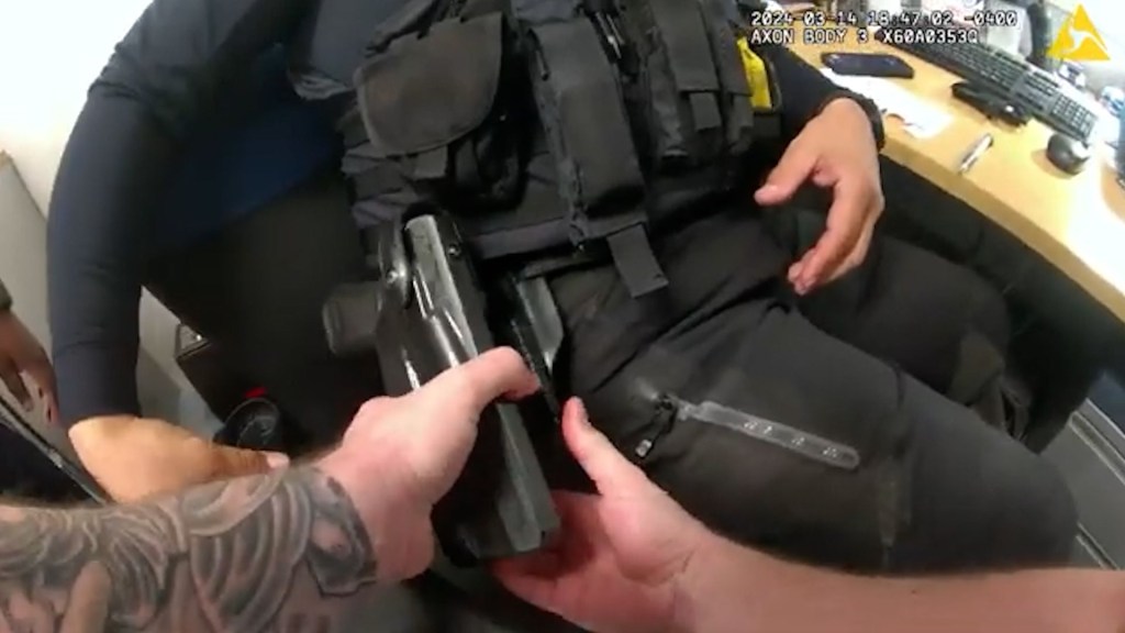 Cámara corporal muestra el momento en que un agente despoja de su arma a otro policía