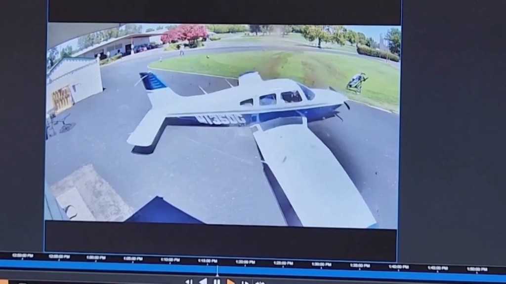 Así fue el aterrizaje de una avioneta en un campo de golf en California
