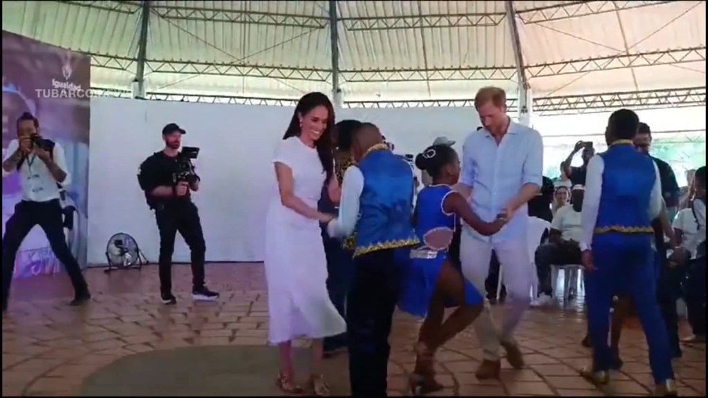 Mira al príncipe Harry y a Meghan bailando salsa en su visita a Colombia