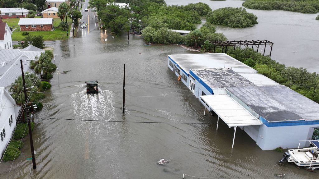 Debby toca tierra como huracán categoría uno en el norte de Florida