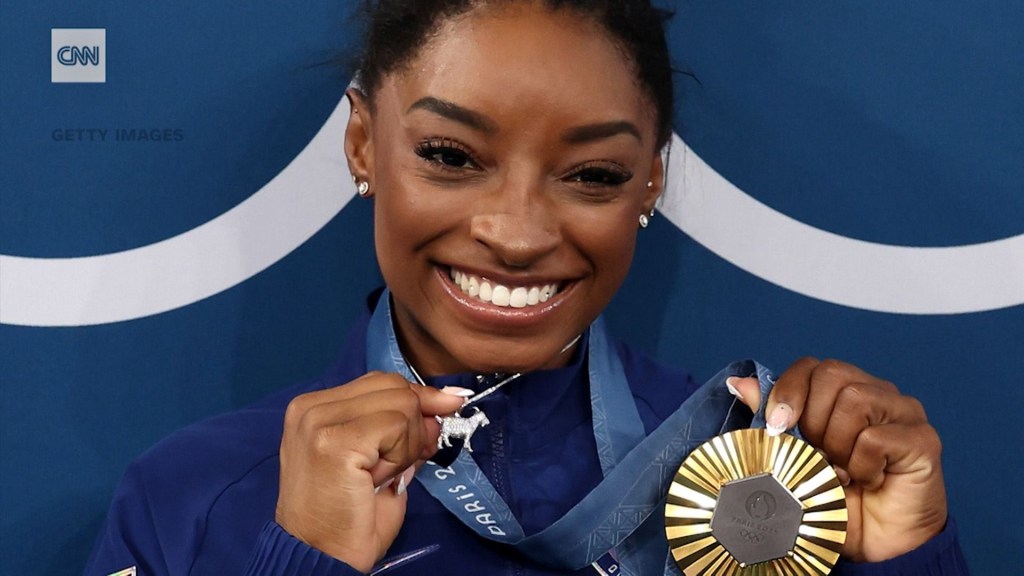 ¿Por qué Simone Biles usa un collar de una cabra?