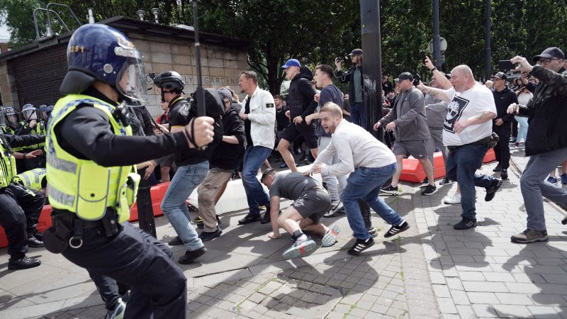 Desinformación alimenta las protestas antinmigrantes en el Reino Unido tras apuñalamiento de varias niñas