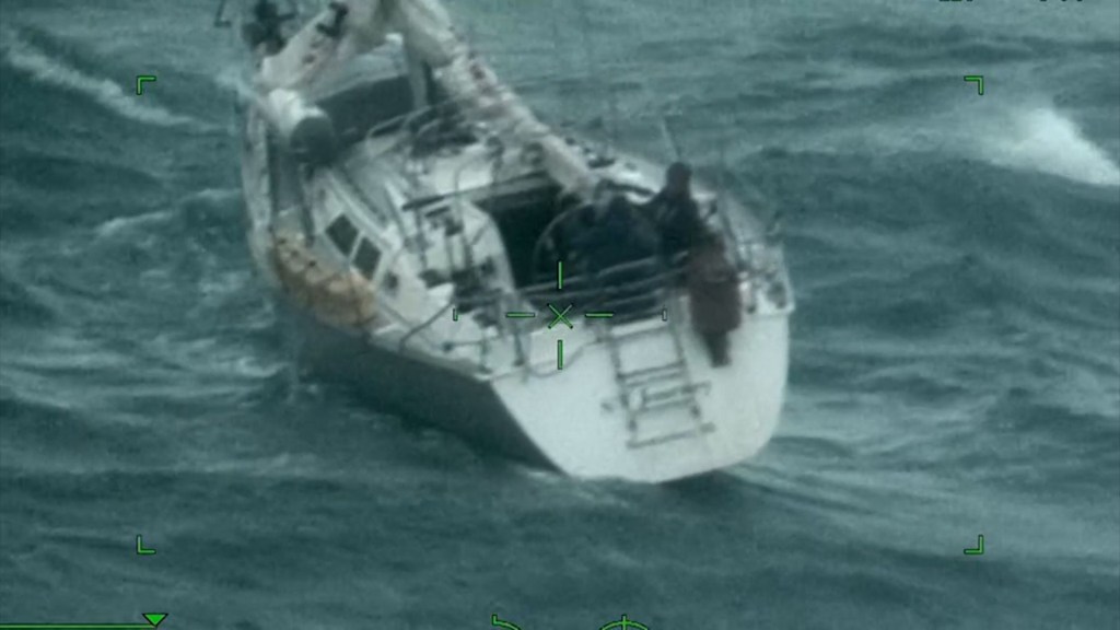 Miembros de la Guardia Costera de EE.UU. rescatan a 2 navegantes a la deriva tras el paso de Debby