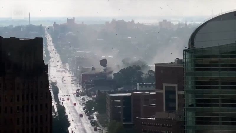 Video muestra cómo un tornado arranca el tejado de una estructura en Buffalo, Nueva York