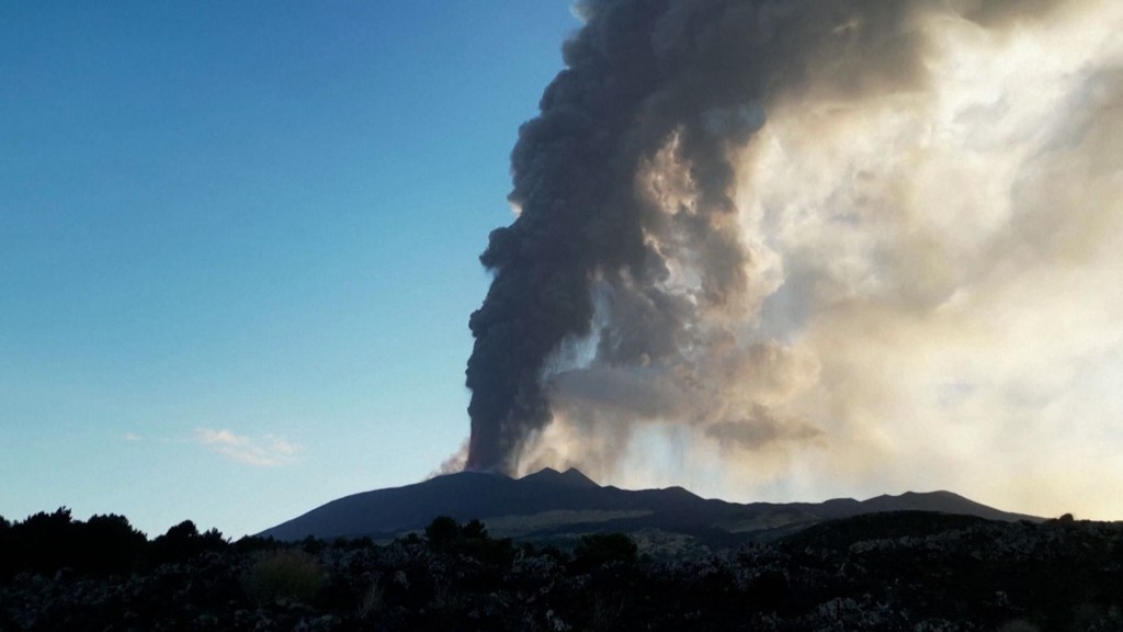 El volcán Etna arroja lava y cenizas aumentando su actividad