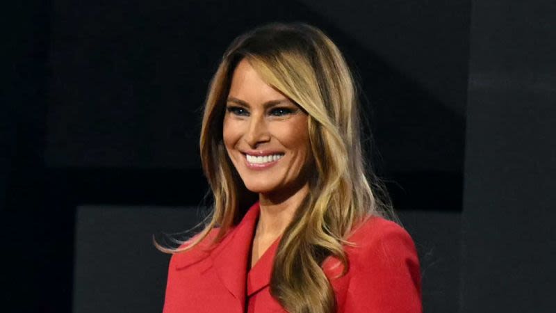 Melania Trump promociona su libro y defiende sus desnudos como modelo