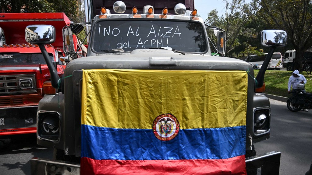 Paro del gremio del transporte afecta a toda Colombia